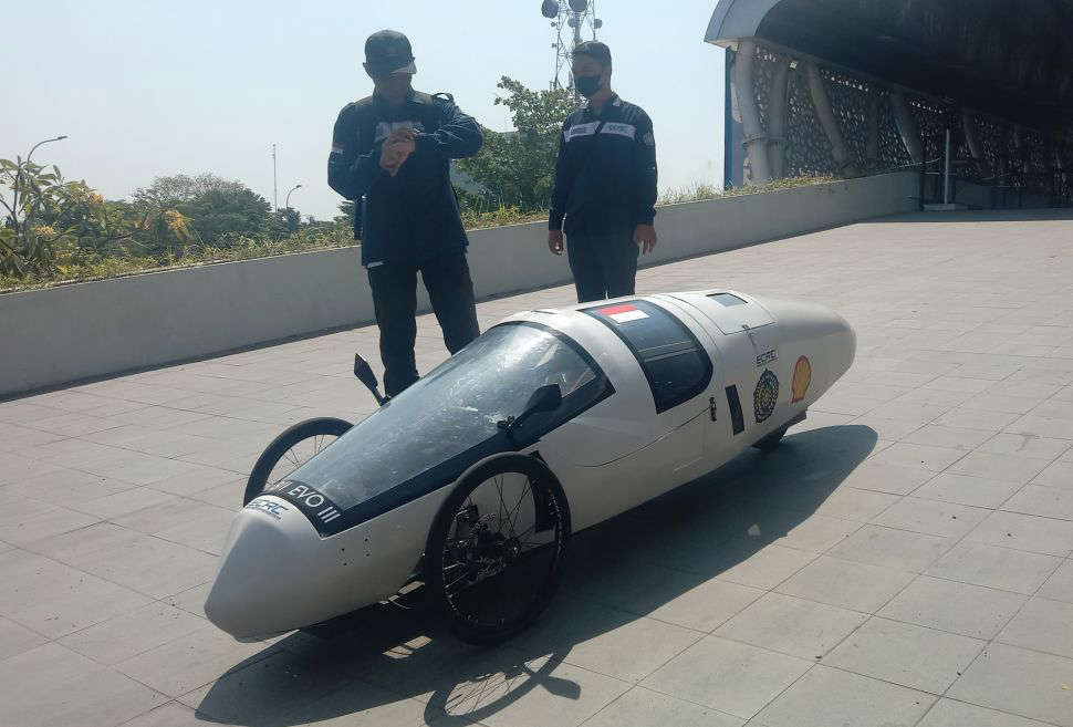 Hebat! Mahasiswa UMS Luncurkan Mobil Listrik Hemat Energi